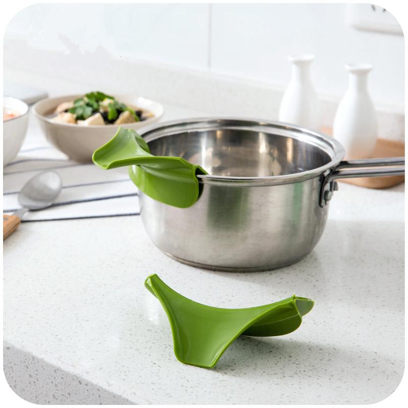 Silicone Funnel Saucepan Pourer Creative Kitchen Accessories Utensils