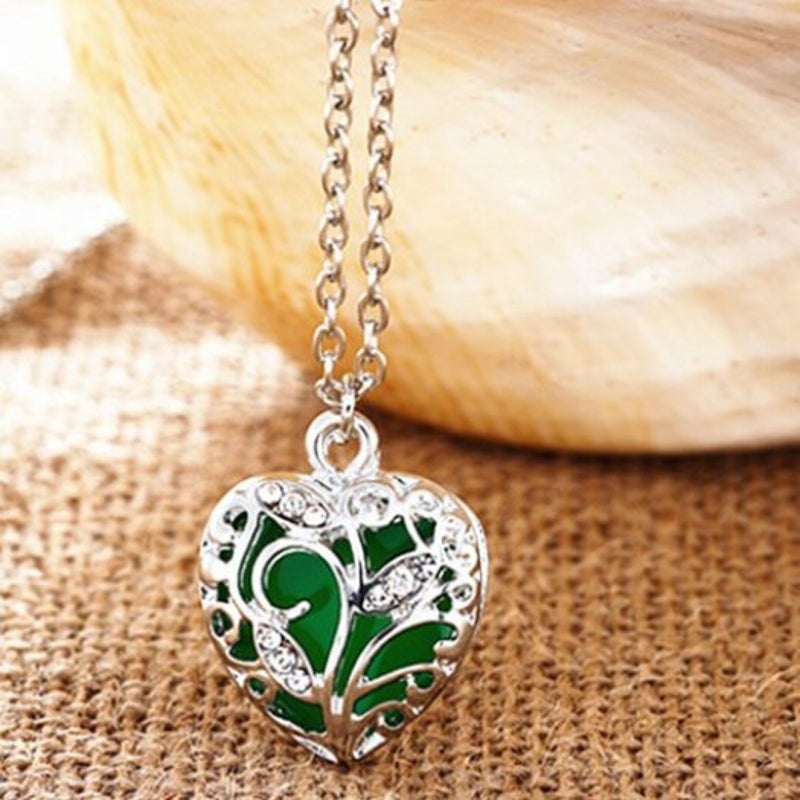 Sweet Luminous Heart Necklace For Women Random Color