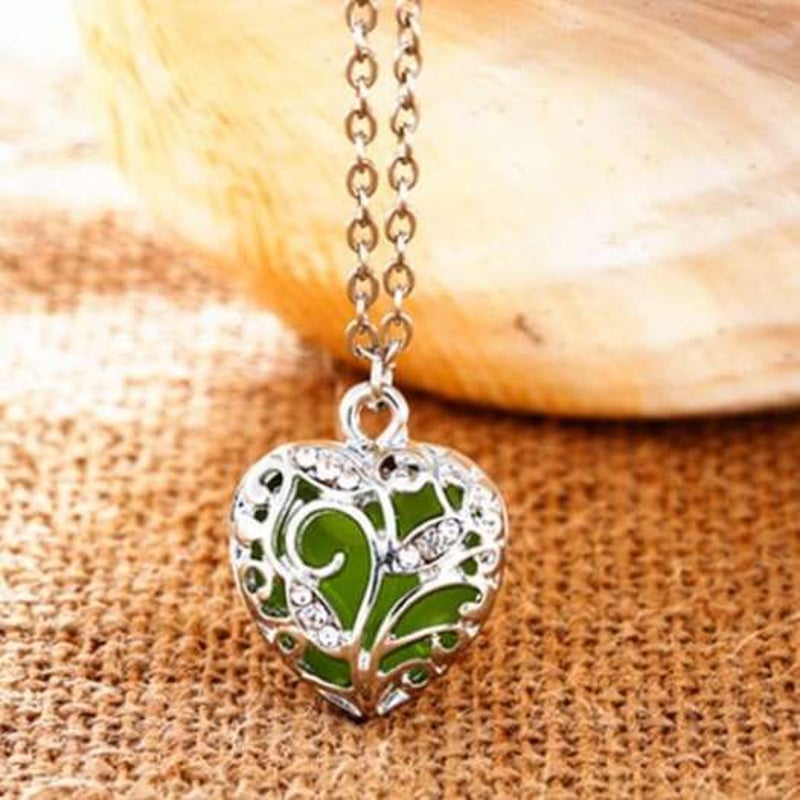 Sweet Luminous Heart Necklace For Women Random Color